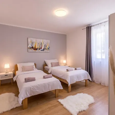 New Nenna - Three Bedroom Near Split *