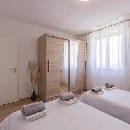 New Nenna - Three Bedroom Near Split Mravince
