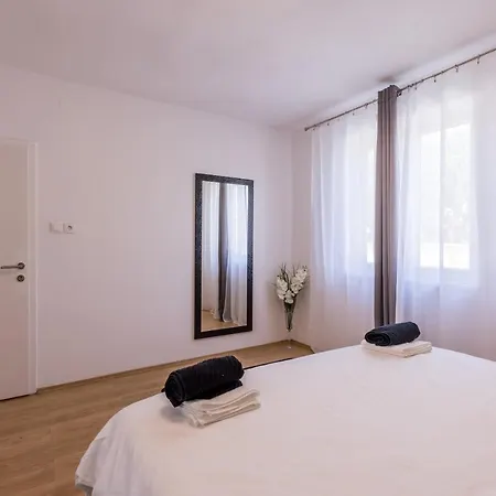 Apartment New Nenna - Three Bedroom Near Split *