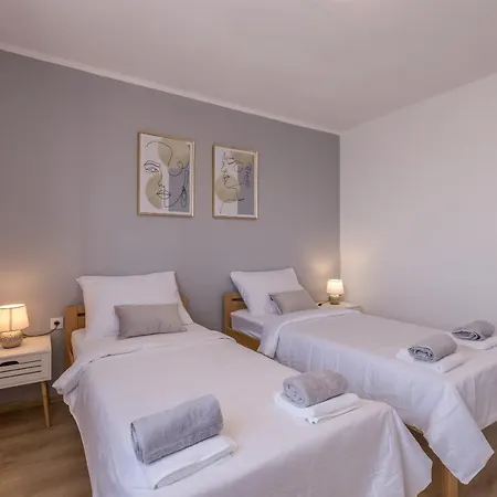 New Nenna - Three Bedroom Near Split Apartment *