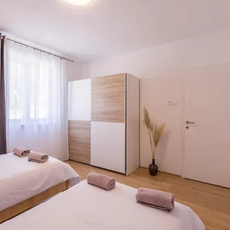 New Nenna - Three Bedroom Near Split Mravince
