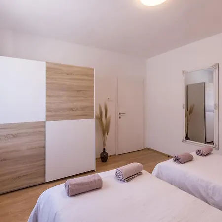 Apartment New Nenna - Three Bedroom Near Split Mravince