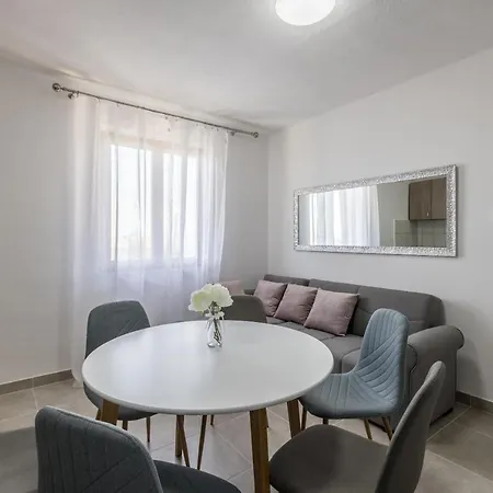 New Nenna - Three Bedroom Near Split Mravince