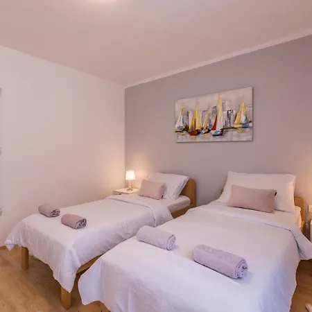 New Nenna - Three Bedroom Near Split *