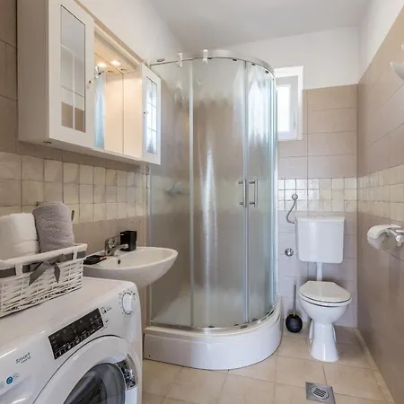 New Nenna - Three Bedroom Near Split Apartment *