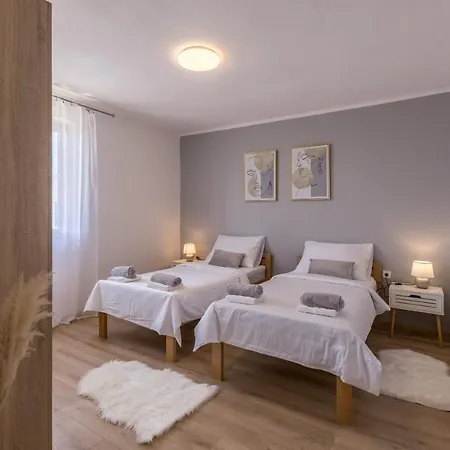 New Nenna - Three Bedroom Near Split Mravince