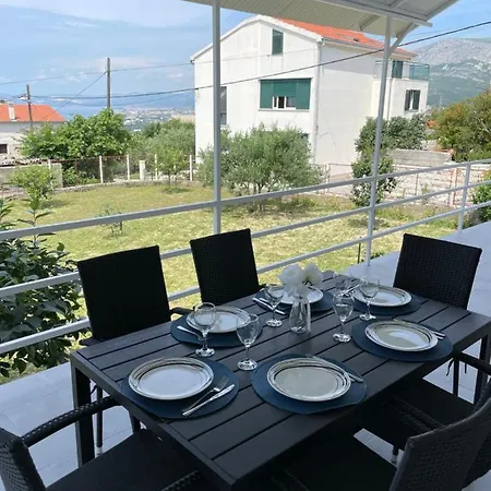 New Nenna - Three Bedroom Near Split Apartment *